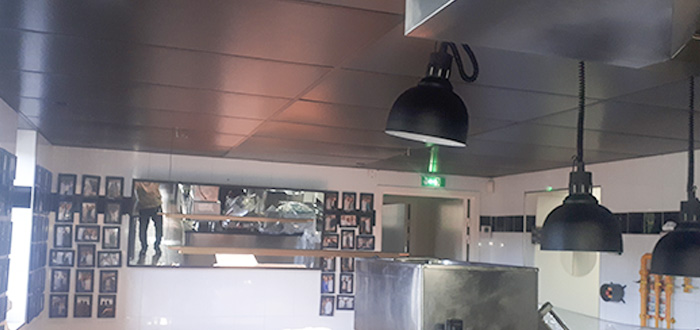 plafond d'une cuisine professionnelle rénové avec dalles de faux plafond 2